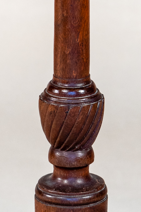 A fine country Queen Anne candlestand